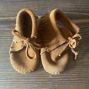 Minnetonka Infant Booties Size 2